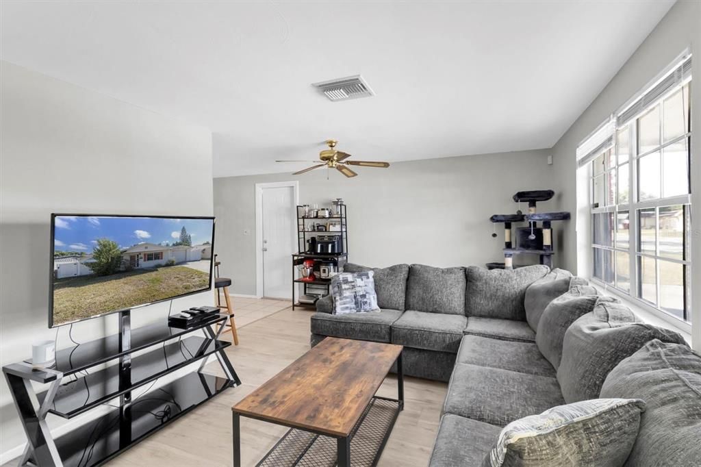 Active With Contract: $200,000 (2 beds, 1 baths, 1094 Square Feet)