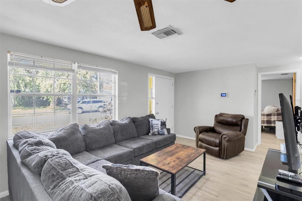 Active With Contract: $200,000 (2 beds, 1 baths, 1094 Square Feet)