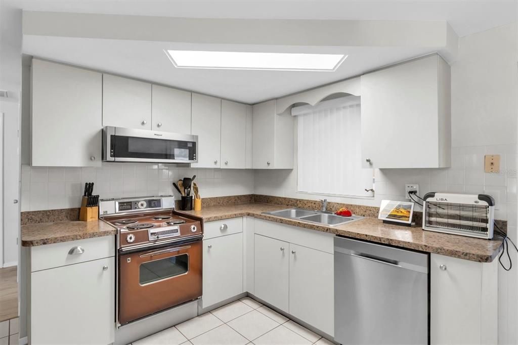 Active With Contract: $200,000 (2 beds, 1 baths, 1094 Square Feet)