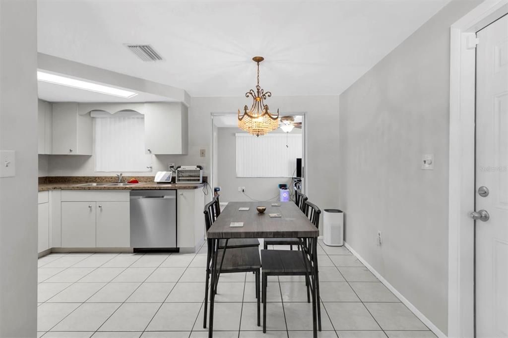 Active With Contract: $200,000 (2 beds, 1 baths, 1094 Square Feet)