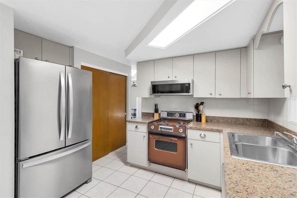 Active With Contract: $200,000 (2 beds, 1 baths, 1094 Square Feet)