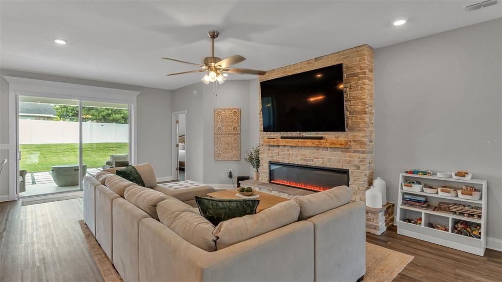 For Sale: $560,000 (4 beds, 3 baths, 2566 Square Feet)