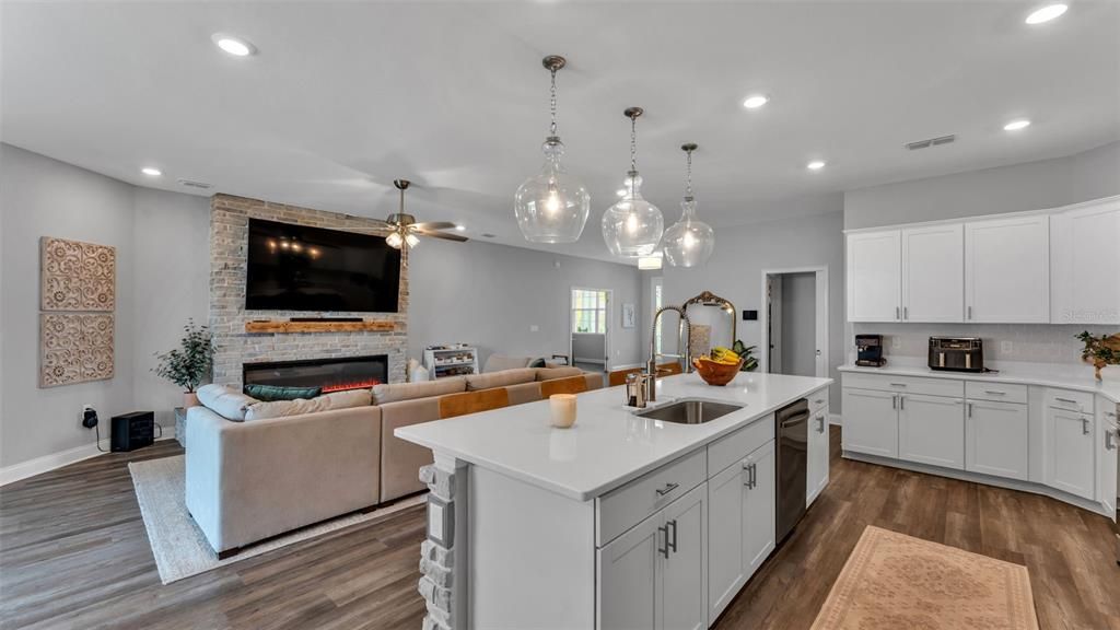 For Sale: $560,000 (4 beds, 3 baths, 2566 Square Feet)