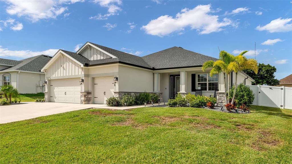 For Sale: $560,000 (4 beds, 3 baths, 2566 Square Feet)