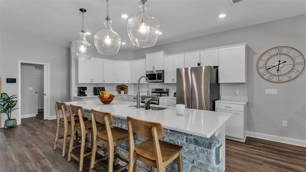 For Sale: $560,000 (4 beds, 3 baths, 2566 Square Feet)