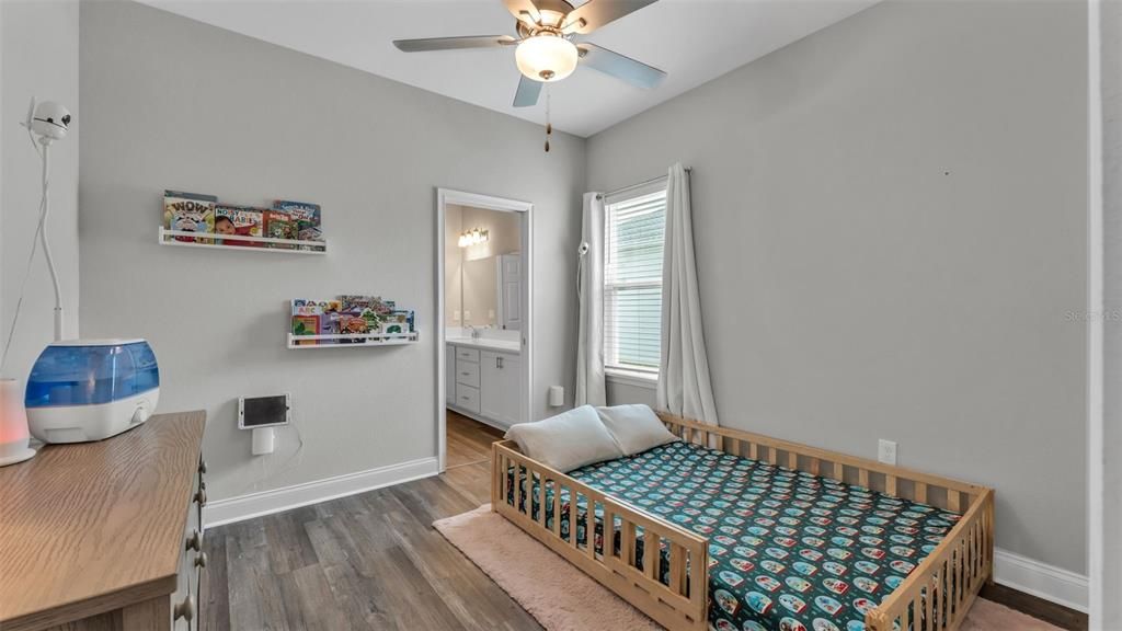 For Sale: $560,000 (4 beds, 3 baths, 2566 Square Feet)