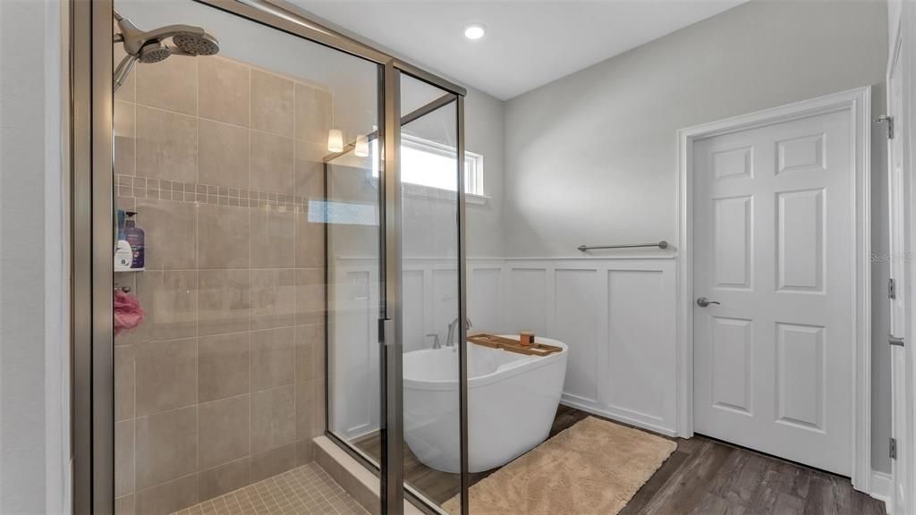 For Sale: $560,000 (4 beds, 3 baths, 2566 Square Feet)