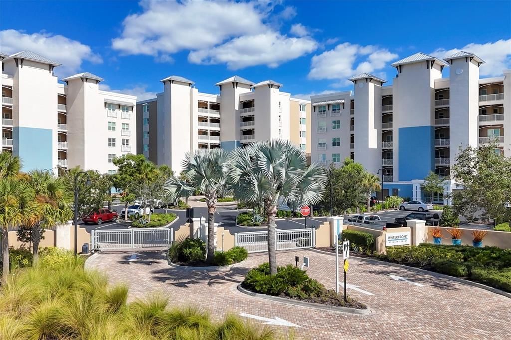 Active With Contract: $1,000,000 (3 beds, 2 baths, 2306 Square Feet)