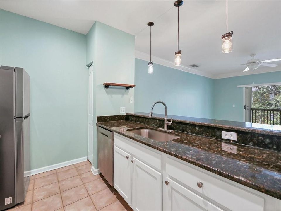 Active With Contract: $265,000 (2 beds, 1 baths, 978 Square Feet)
