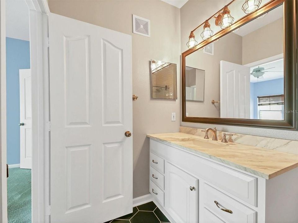 Active With Contract: $265,000 (2 beds, 1 baths, 978 Square Feet)