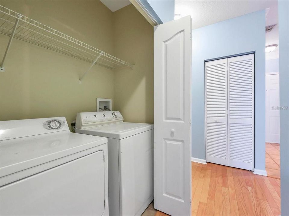 Active With Contract: $265,000 (2 beds, 1 baths, 978 Square Feet)