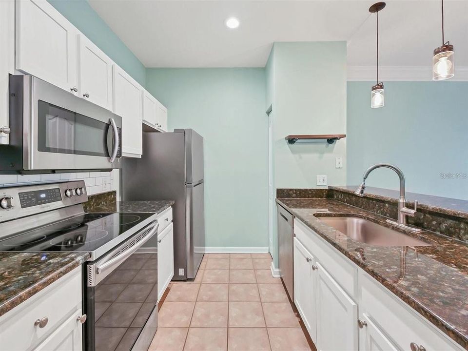Active With Contract: $265,000 (2 beds, 1 baths, 978 Square Feet)
