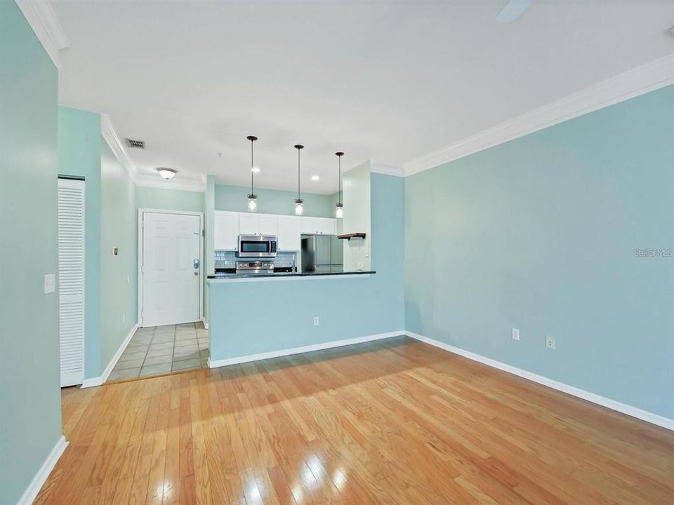 Active With Contract: $265,000 (2 beds, 1 baths, 978 Square Feet)