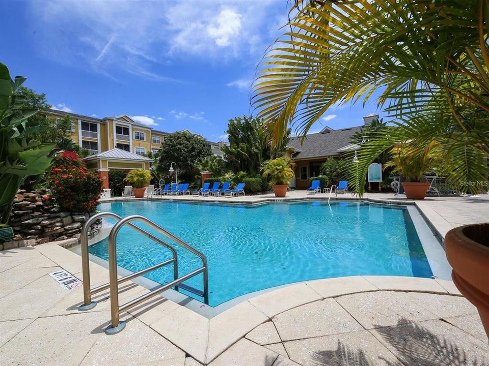 Active With Contract: $265,000 (2 beds, 1 baths, 978 Square Feet)