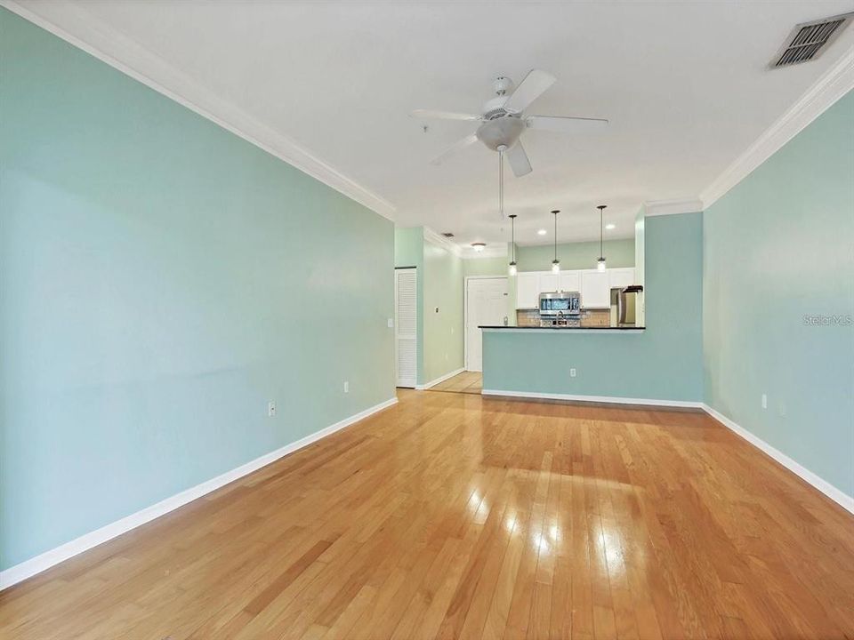 Active With Contract: $265,000 (2 beds, 1 baths, 978 Square Feet)