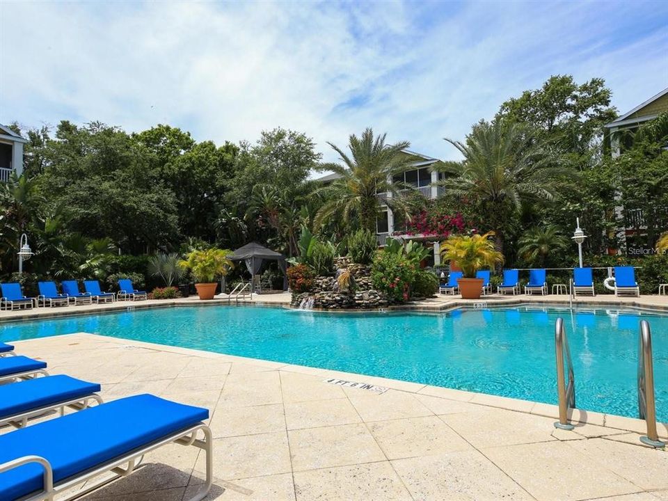 Active With Contract: $265,000 (2 beds, 1 baths, 978 Square Feet)