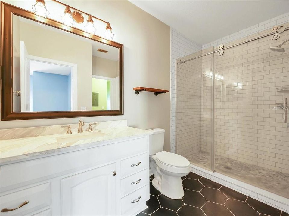 Active With Contract: $265,000 (2 beds, 1 baths, 978 Square Feet)