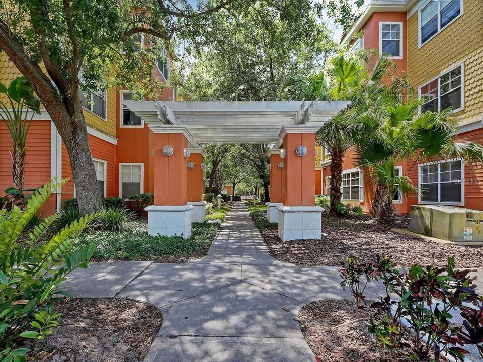 Active With Contract: $265,000 (2 beds, 1 baths, 978 Square Feet)