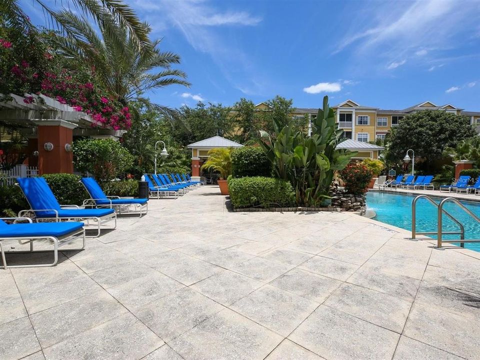 Active With Contract: $265,000 (2 beds, 1 baths, 978 Square Feet)