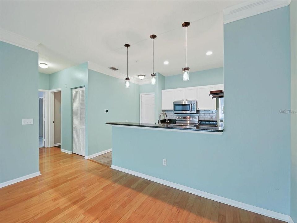 Active With Contract: $265,000 (2 beds, 1 baths, 978 Square Feet)