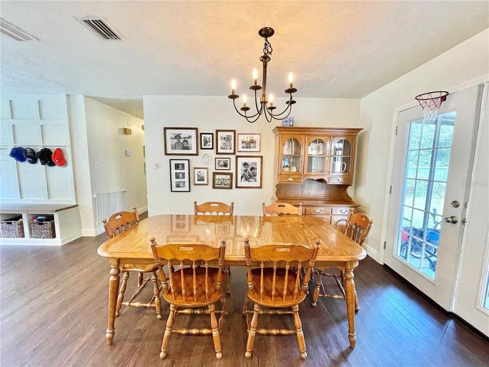 待售: $349,900 (4 贝兹, 3 浴室, 1652 平方英尺)