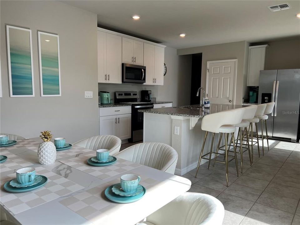 Под контрактом: $2,990 (4 спален, 2 ванн, 1678 Квадратных фут)