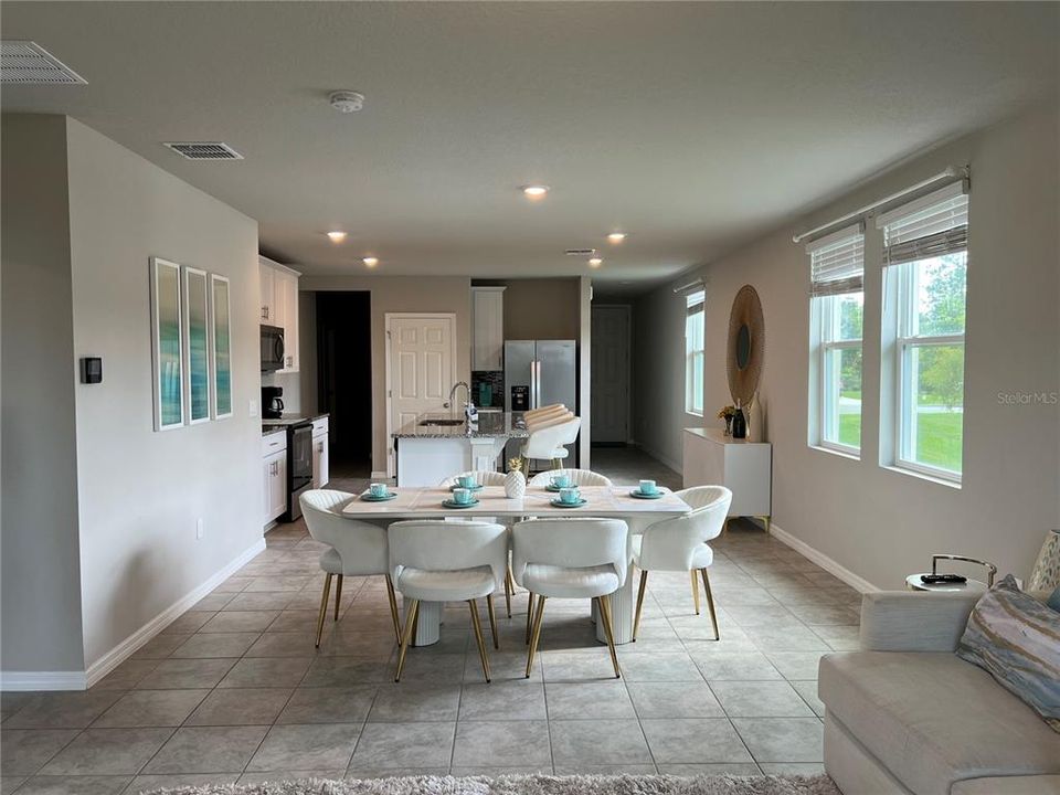 Под контрактом: $2,990 (4 спален, 2 ванн, 1678 Квадратных фут)