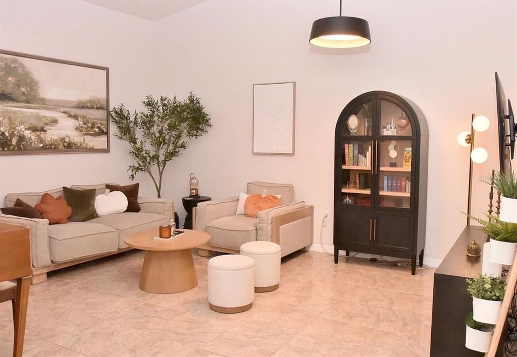 合同活跃: $499,999 (3 贝兹, 2 浴室, 1224 平方英尺)