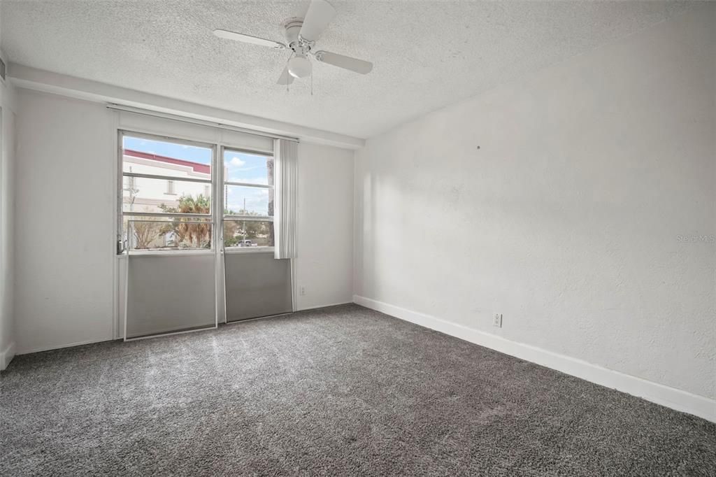 For Sale: $76,900 (1 beds, 1 baths, 708 Square Feet)