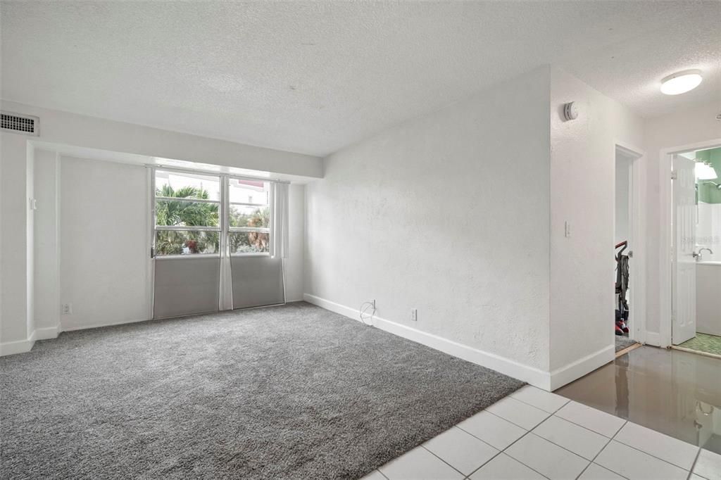 For Sale: $76,900 (1 beds, 1 baths, 708 Square Feet)