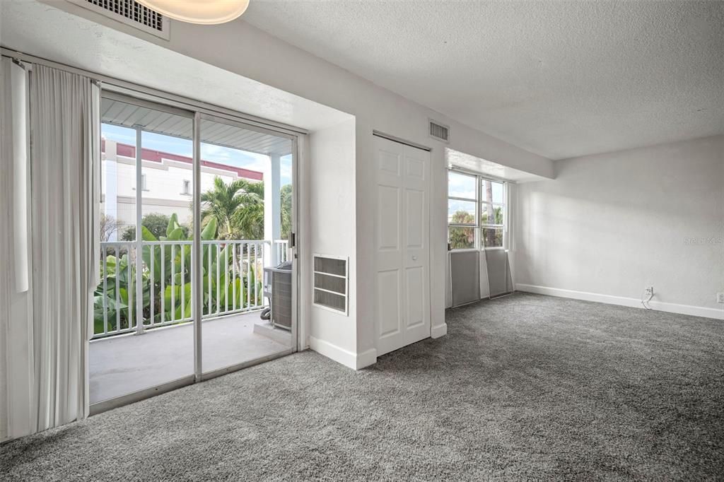 For Sale: $76,900 (1 beds, 1 baths, 708 Square Feet)