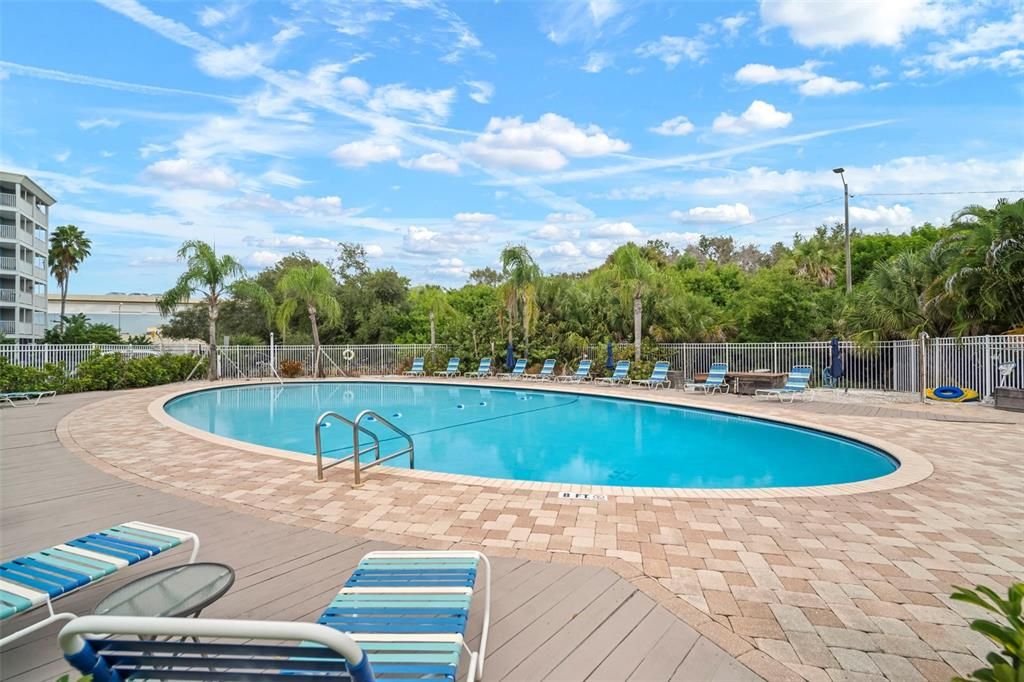 For Sale: $76,900 (1 beds, 1 baths, 708 Square Feet)