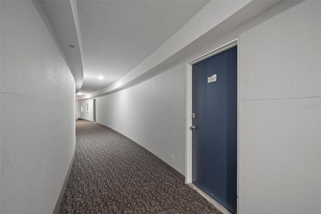 For Sale: $76,900 (1 beds, 1 baths, 708 Square Feet)