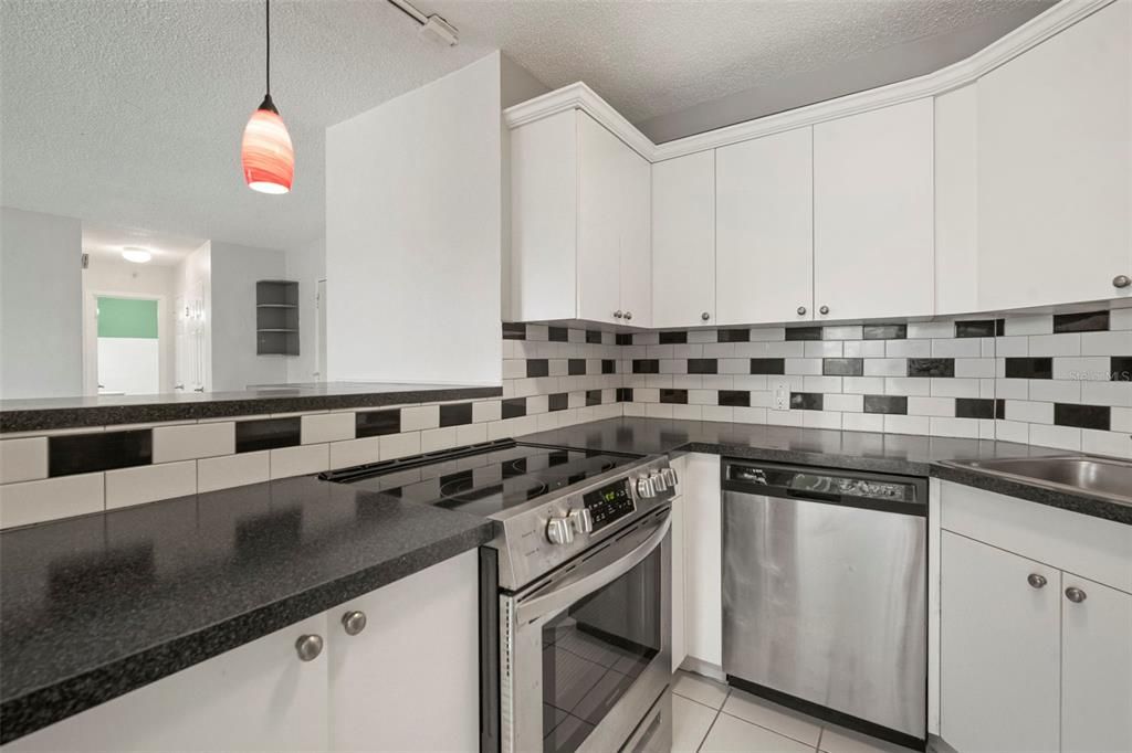 For Sale: $76,900 (1 beds, 1 baths, 708 Square Feet)