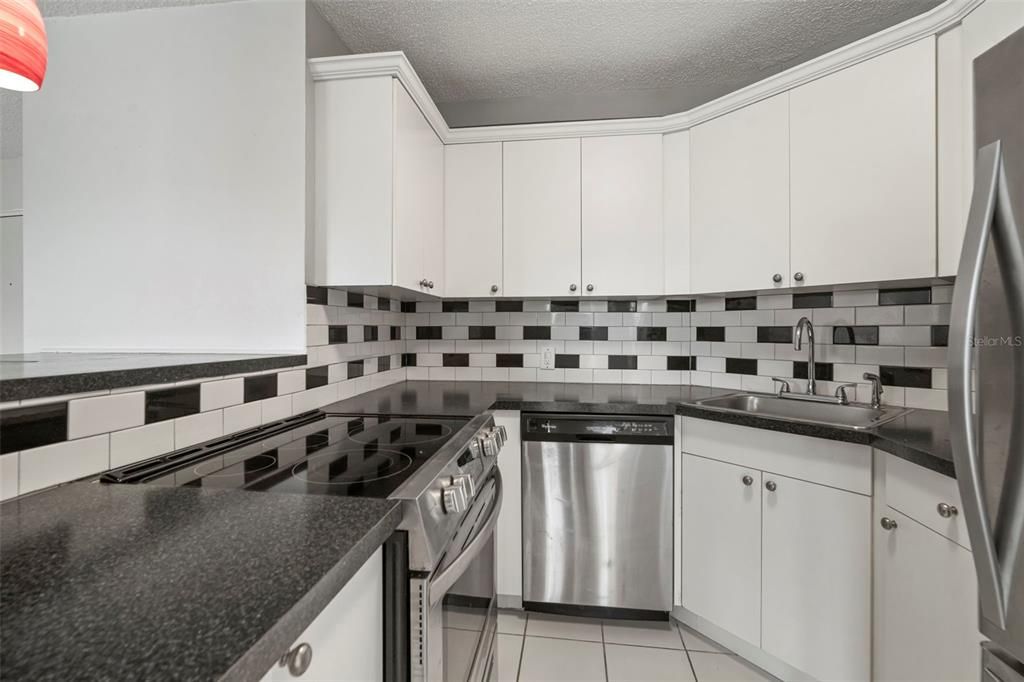 For Sale: $76,900 (1 beds, 1 baths, 708 Square Feet)