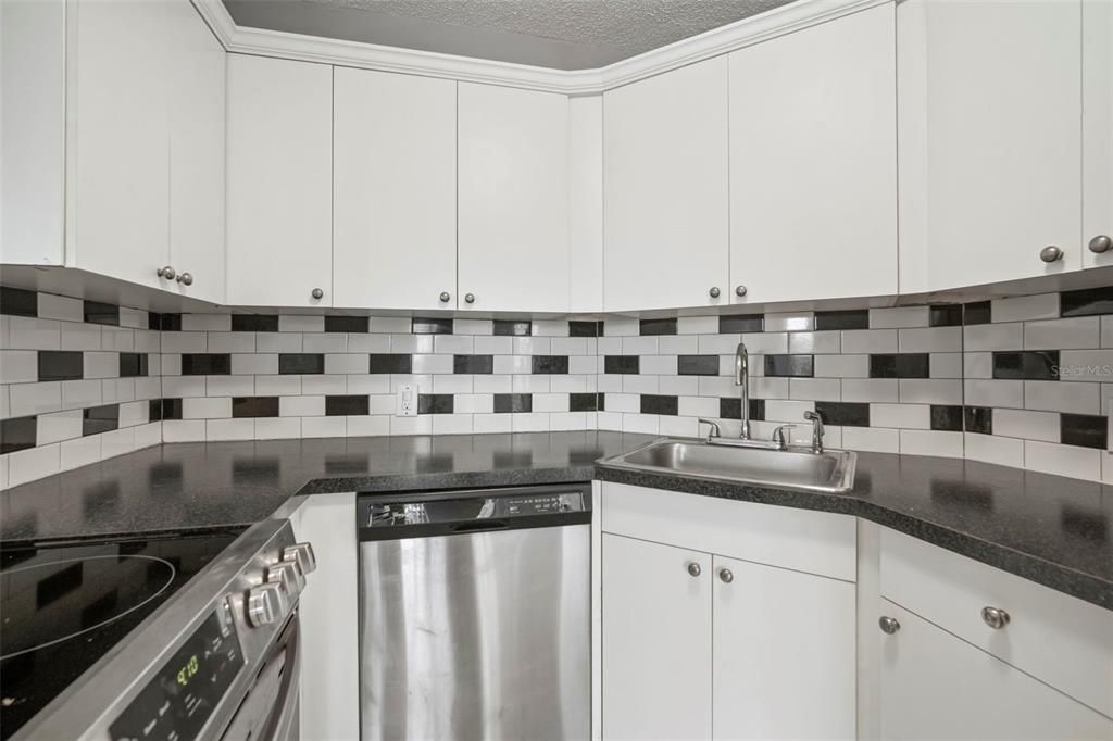 For Sale: $76,900 (1 beds, 1 baths, 708 Square Feet)