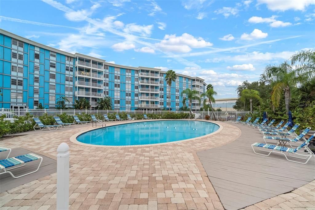 For Sale: $76,900 (1 beds, 1 baths, 708 Square Feet)