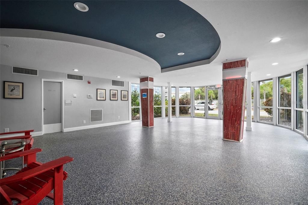 For Sale: $76,900 (1 beds, 1 baths, 708 Square Feet)