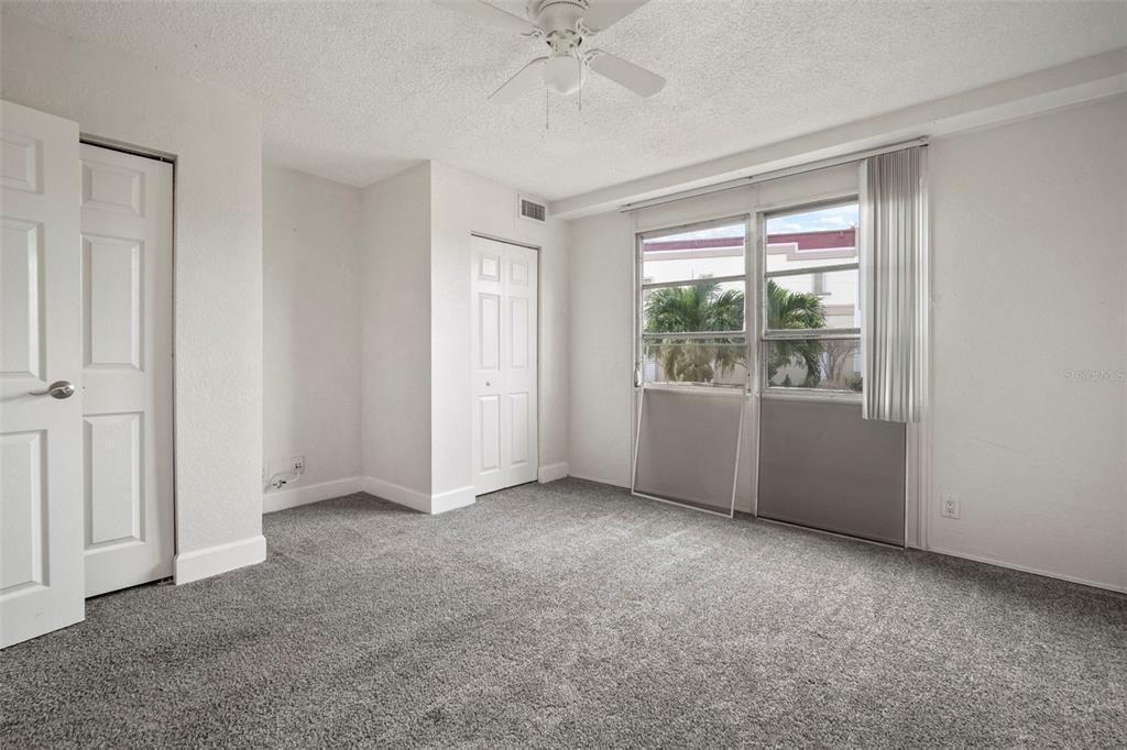 For Sale: $76,900 (1 beds, 1 baths, 708 Square Feet)