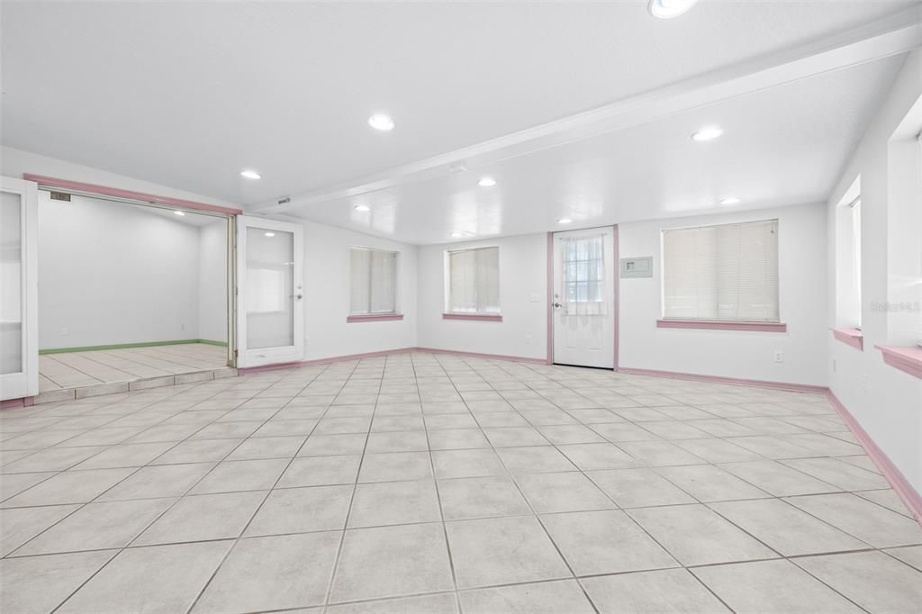 Под контрактом: $330,000 (3 спален, 2 ванн, 2069 Квадратных фут)