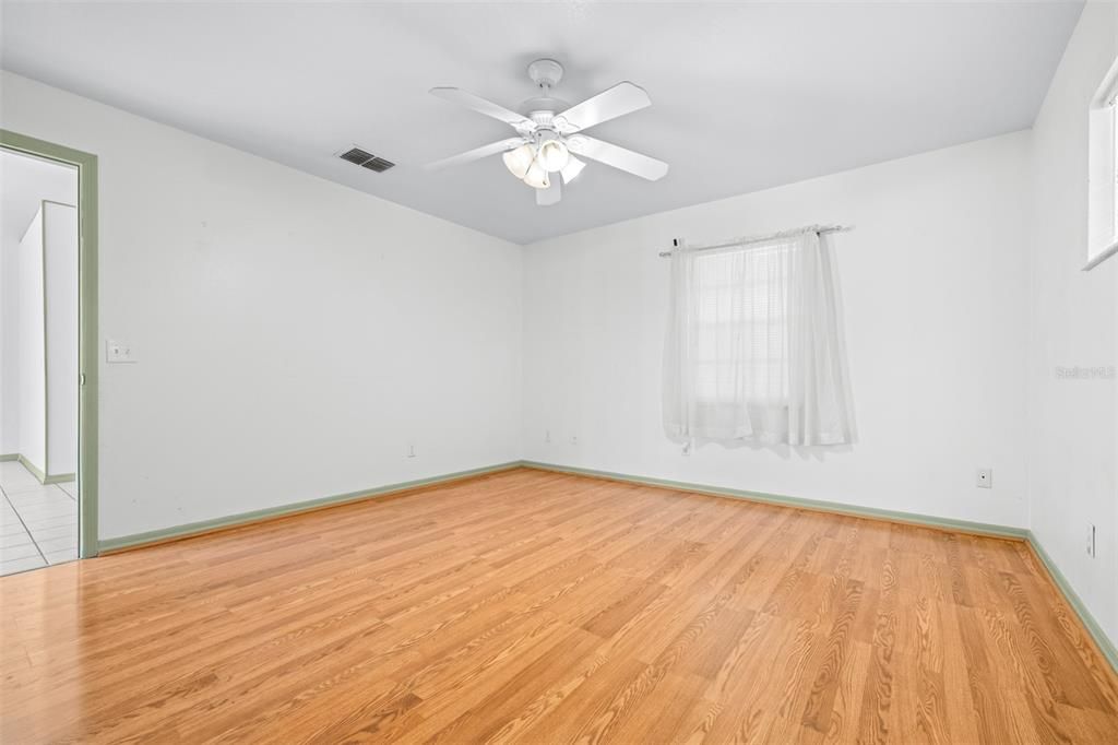 Под контрактом: $330,000 (3 спален, 2 ванн, 2069 Квадратных фут)