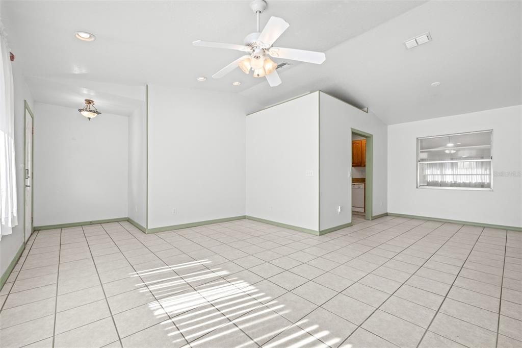 Под контрактом: $330,000 (3 спален, 2 ванн, 2069 Квадратных фут)