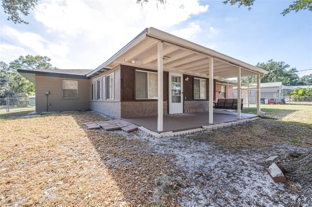 Под контрактом: $330,000 (3 спален, 2 ванн, 2069 Квадратных фут)