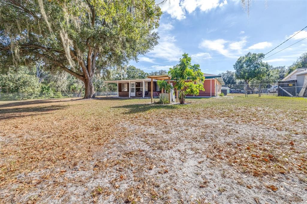 Под контрактом: $330,000 (3 спален, 2 ванн, 2069 Квадратных фут)