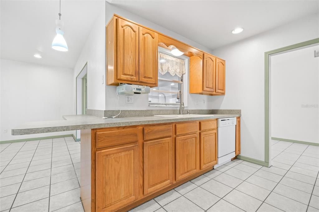 Под контрактом: $330,000 (3 спален, 2 ванн, 2069 Квадратных фут)