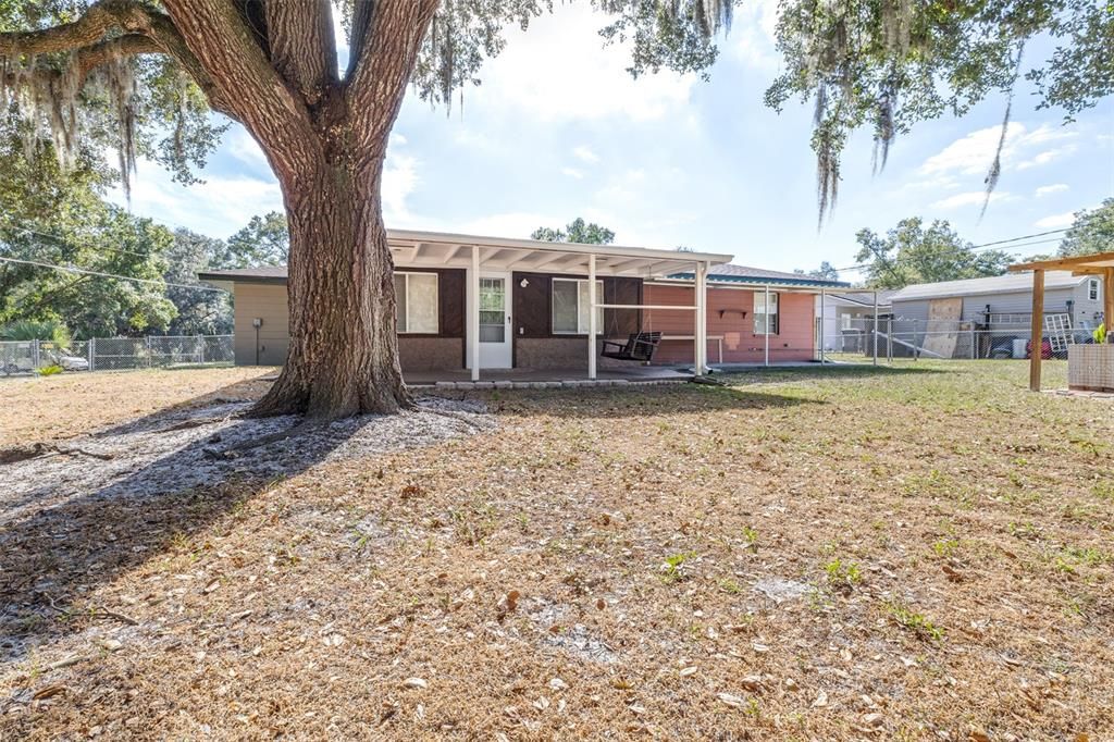 Под контрактом: $330,000 (3 спален, 2 ванн, 2069 Квадратных фут)