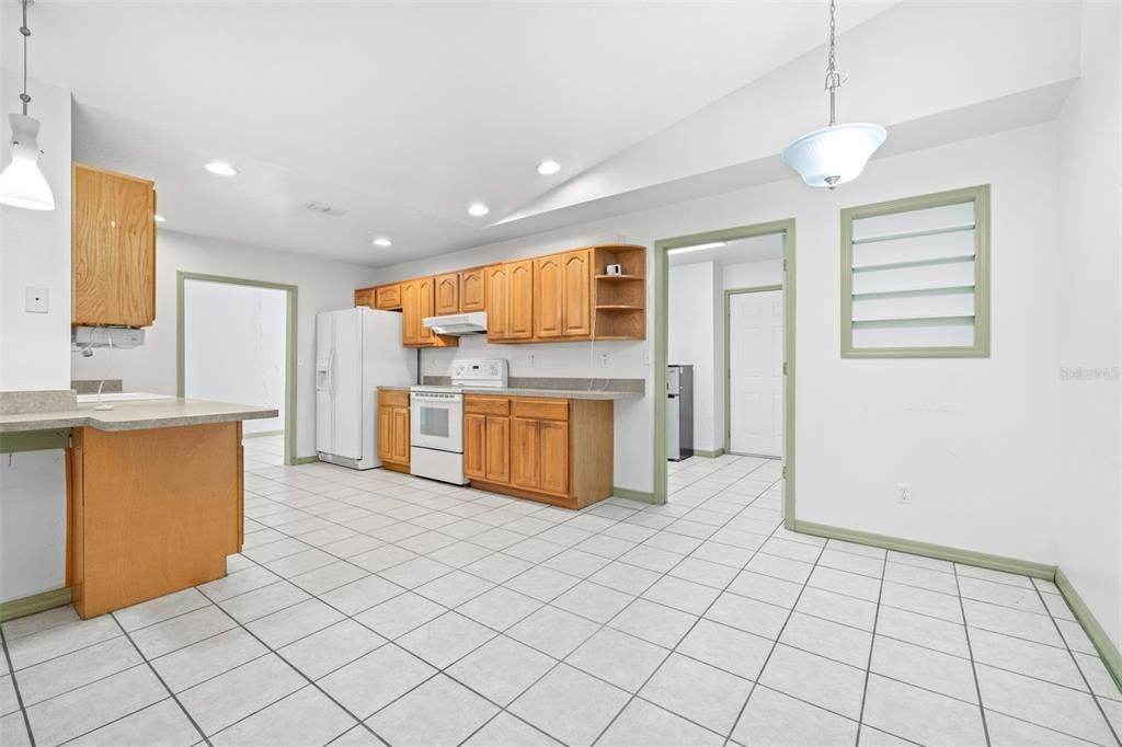 Под контрактом: $330,000 (3 спален, 2 ванн, 2069 Квадратных фут)