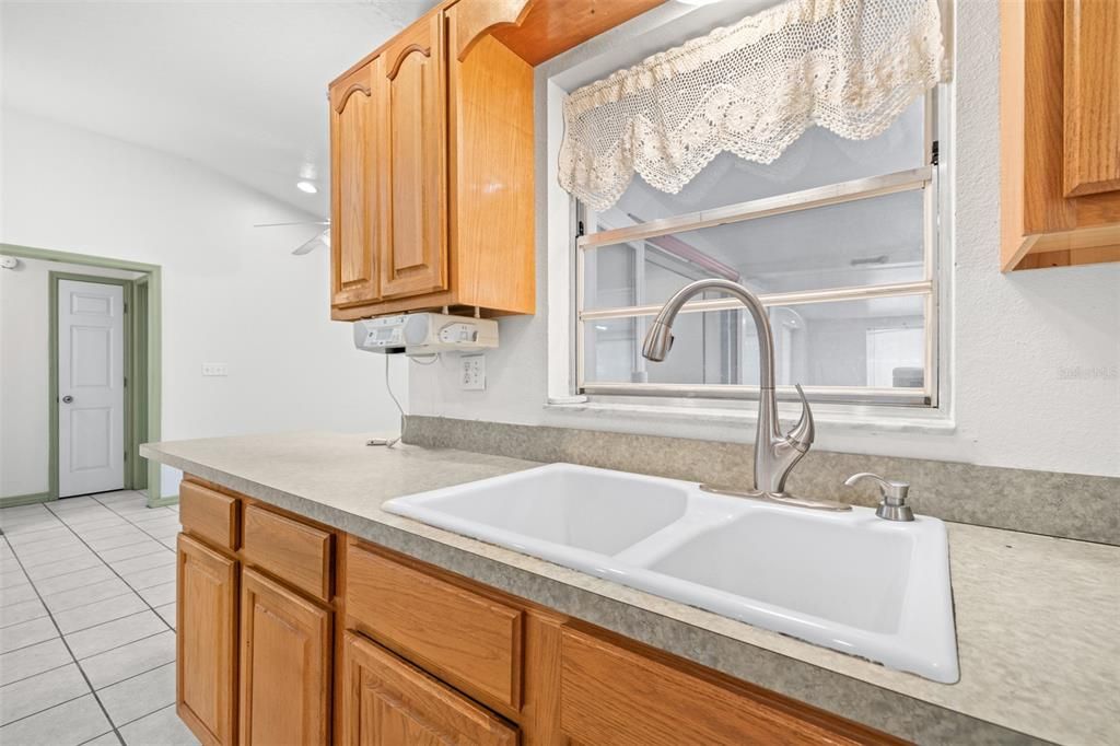 Под контрактом: $330,000 (3 спален, 2 ванн, 2069 Квадратных фут)