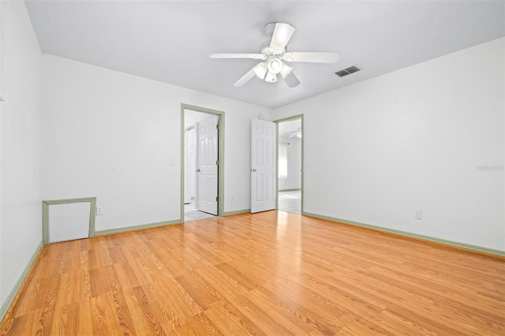 Под контрактом: $330,000 (3 спален, 2 ванн, 2069 Квадратных фут)