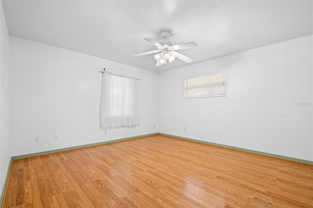 Под контрактом: $330,000 (3 спален, 2 ванн, 2069 Квадратных фут)